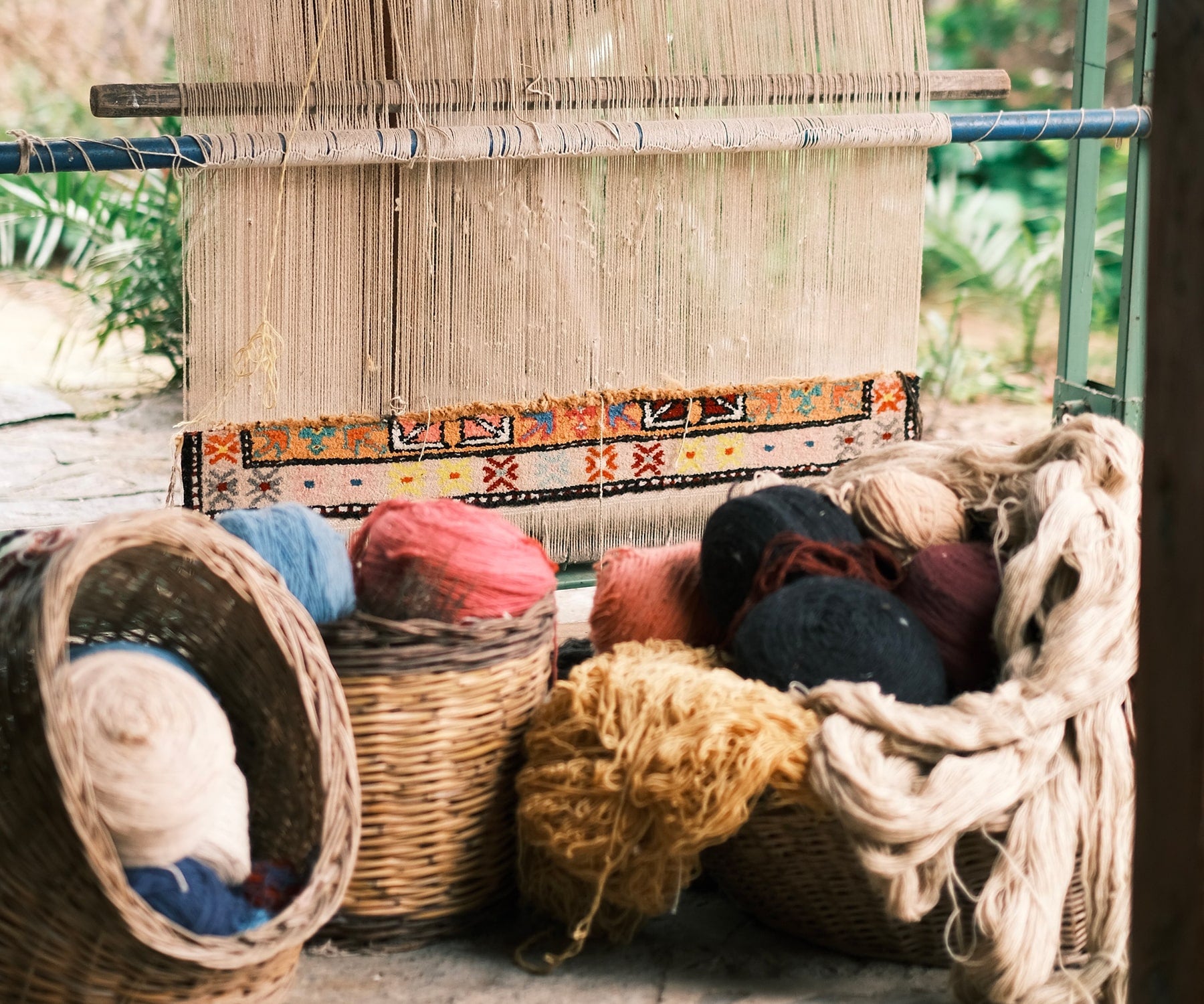 Tissage d'un tapis berbère marocain