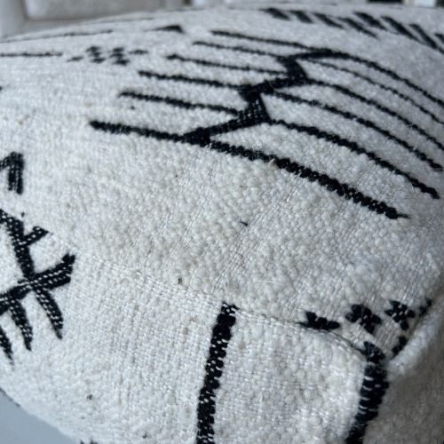 Pouf type tapis motifs noirs - SAFIA RUGS