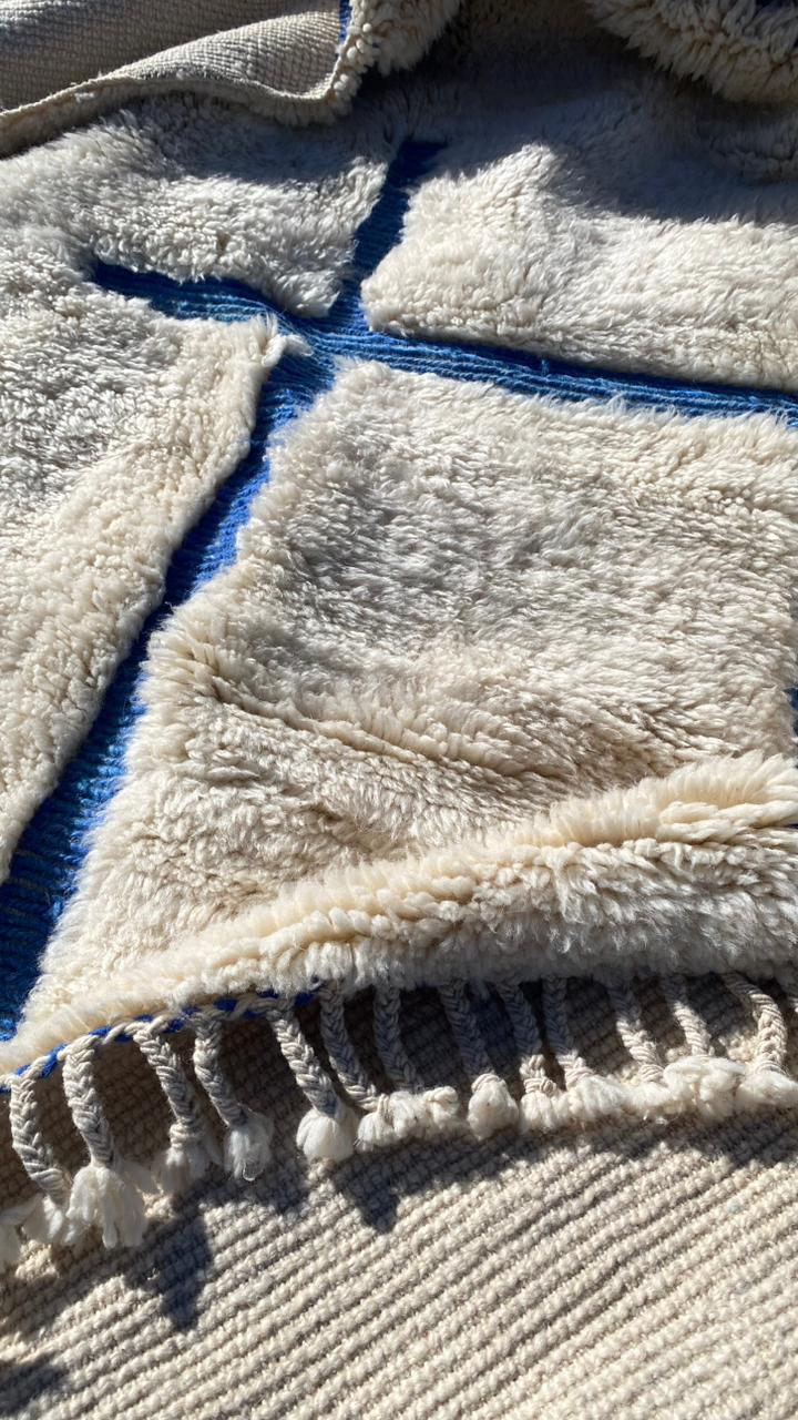 Tapis Mrirt Blanc Design Bleu Laine berbère tissée à la main - SAFIA RUGS