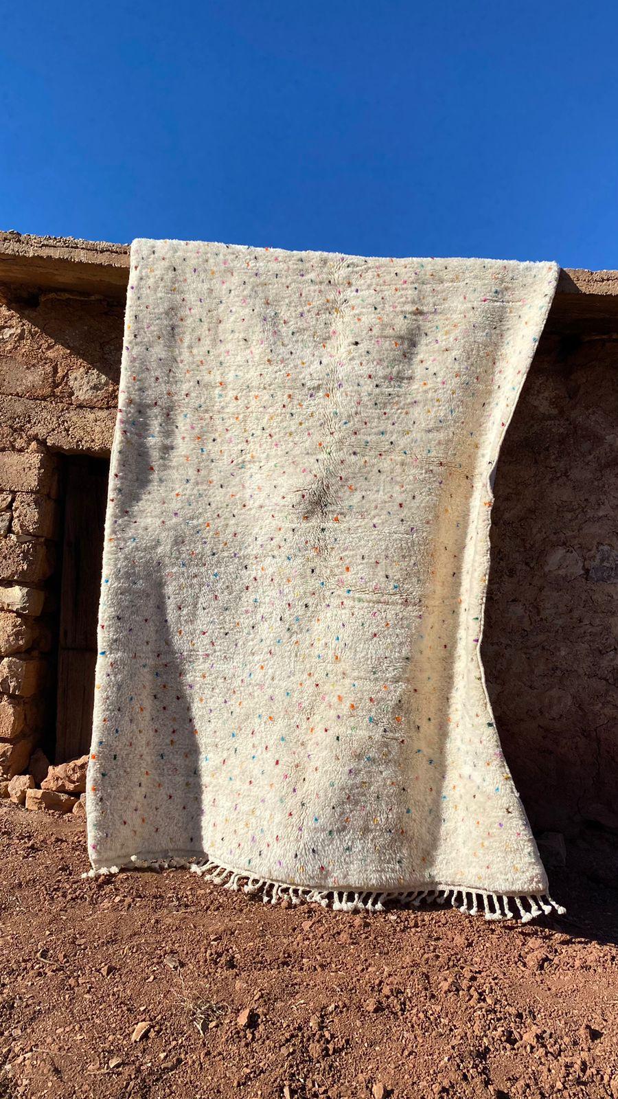 Tapis Mrirt Blanc Points Arc En Ciel Laine berbère tissée à la main - SAFIA RUGS