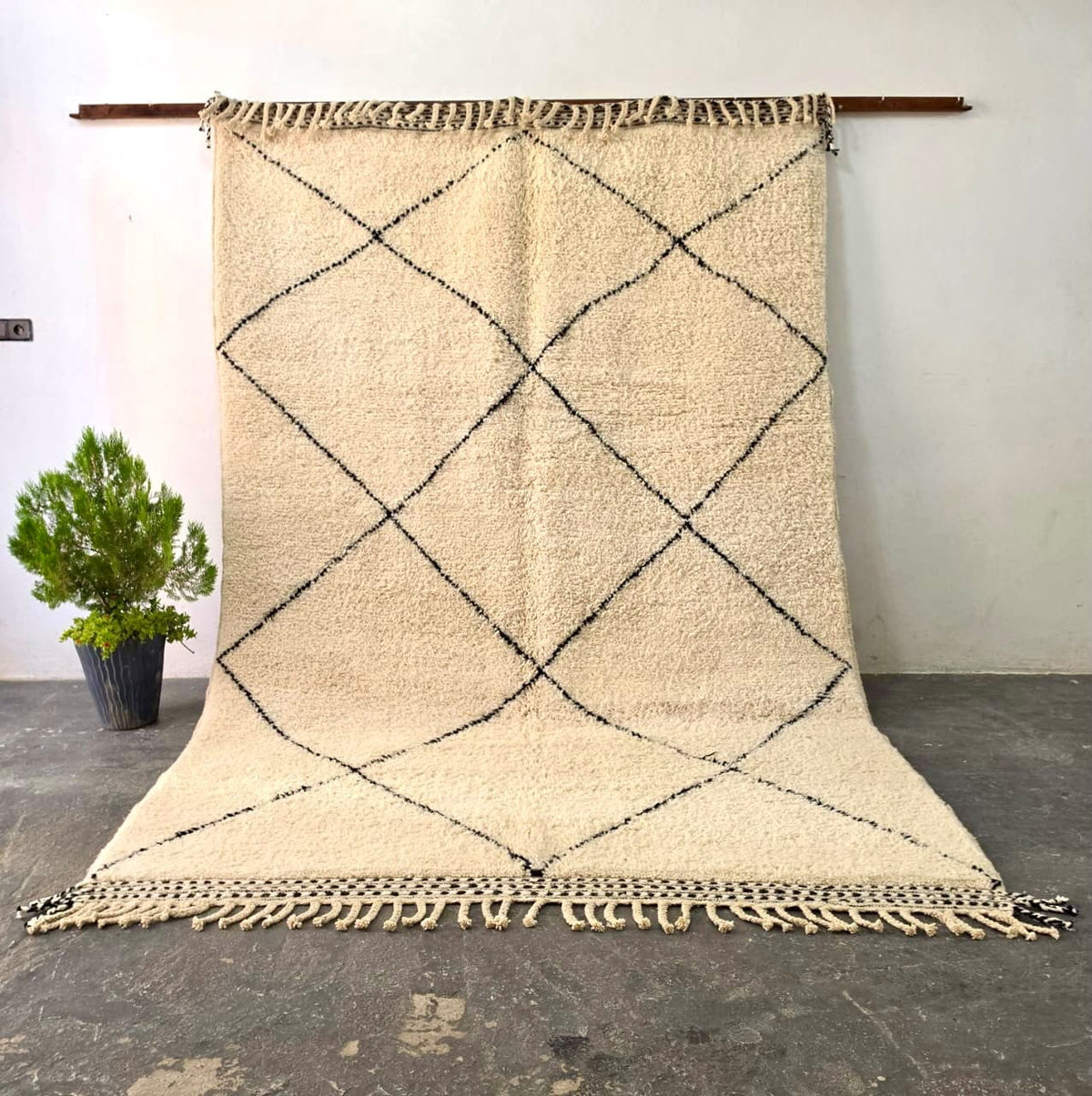 Tapis Berbère Beniourain Blanc Rayé en Losanges Noires - SAFIA RUGS