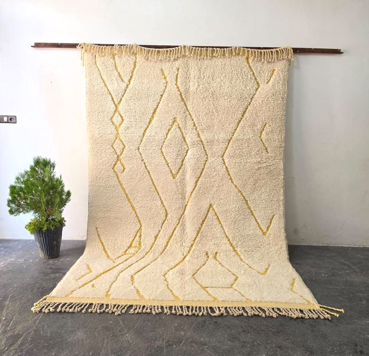 Tapis Berbère Beniourain Blanc avec base Jaune