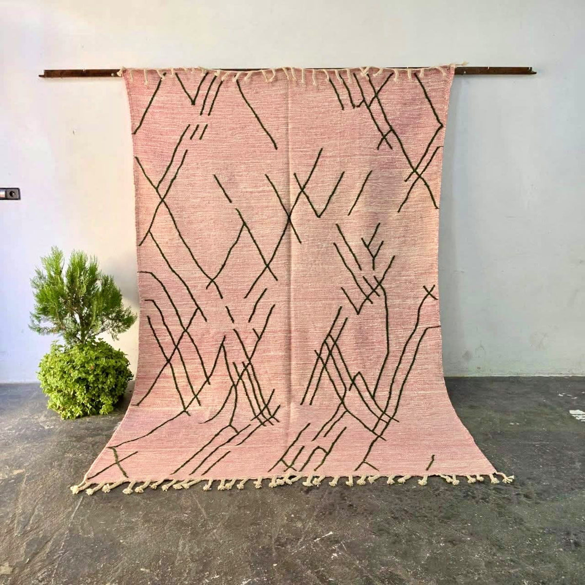 Tapis Berbère Zanafi Rose et Noir - SAFIA RUGS
