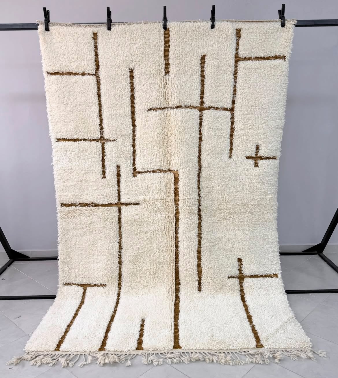 Tapis Berbère Beniourain Blanc Design en Terracotta - SAFIA RUGS