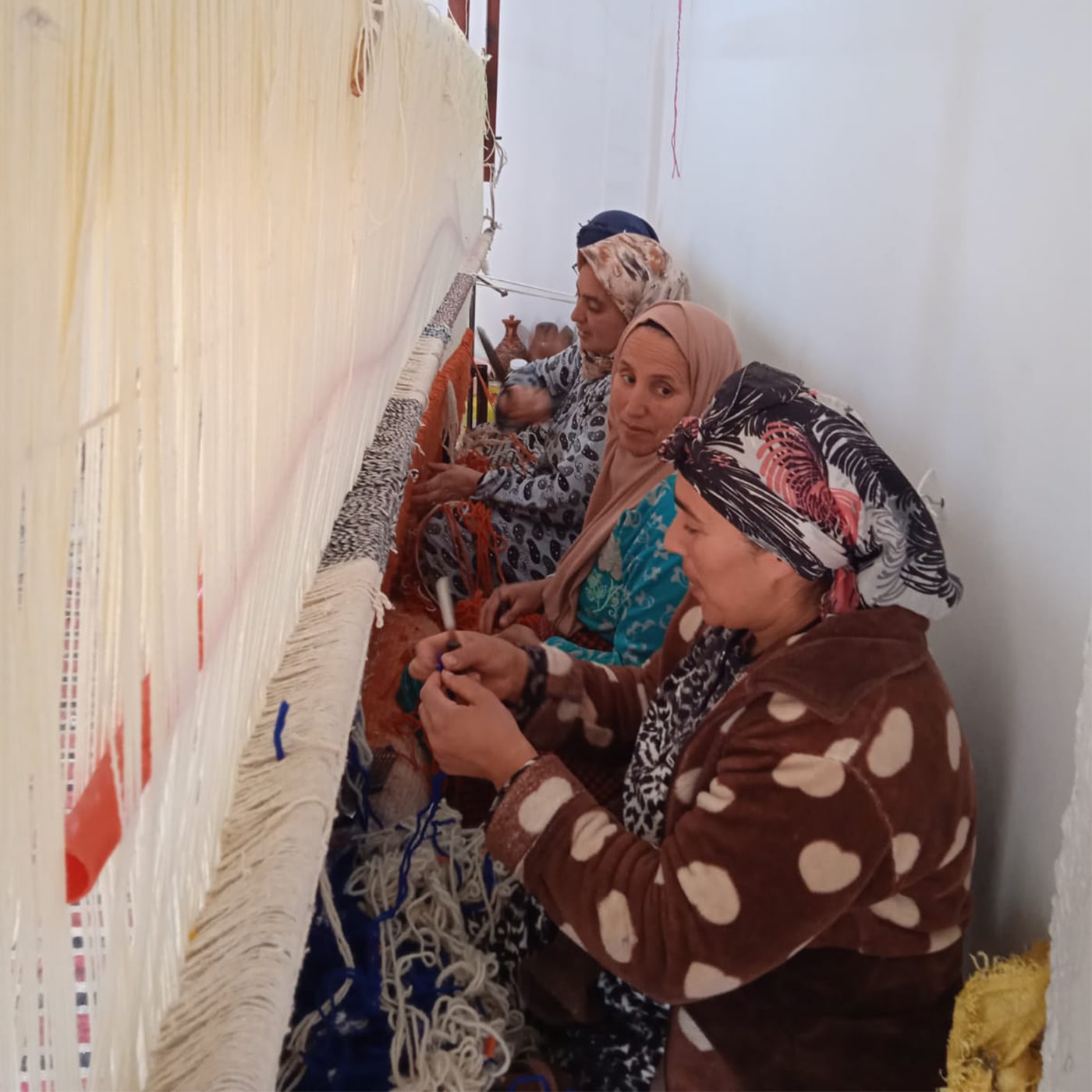 Des femmes qui tissent un tapis berbère