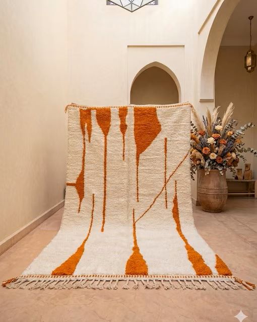 Tapis Berbère Beniourain Blanc aux Motifs Orange