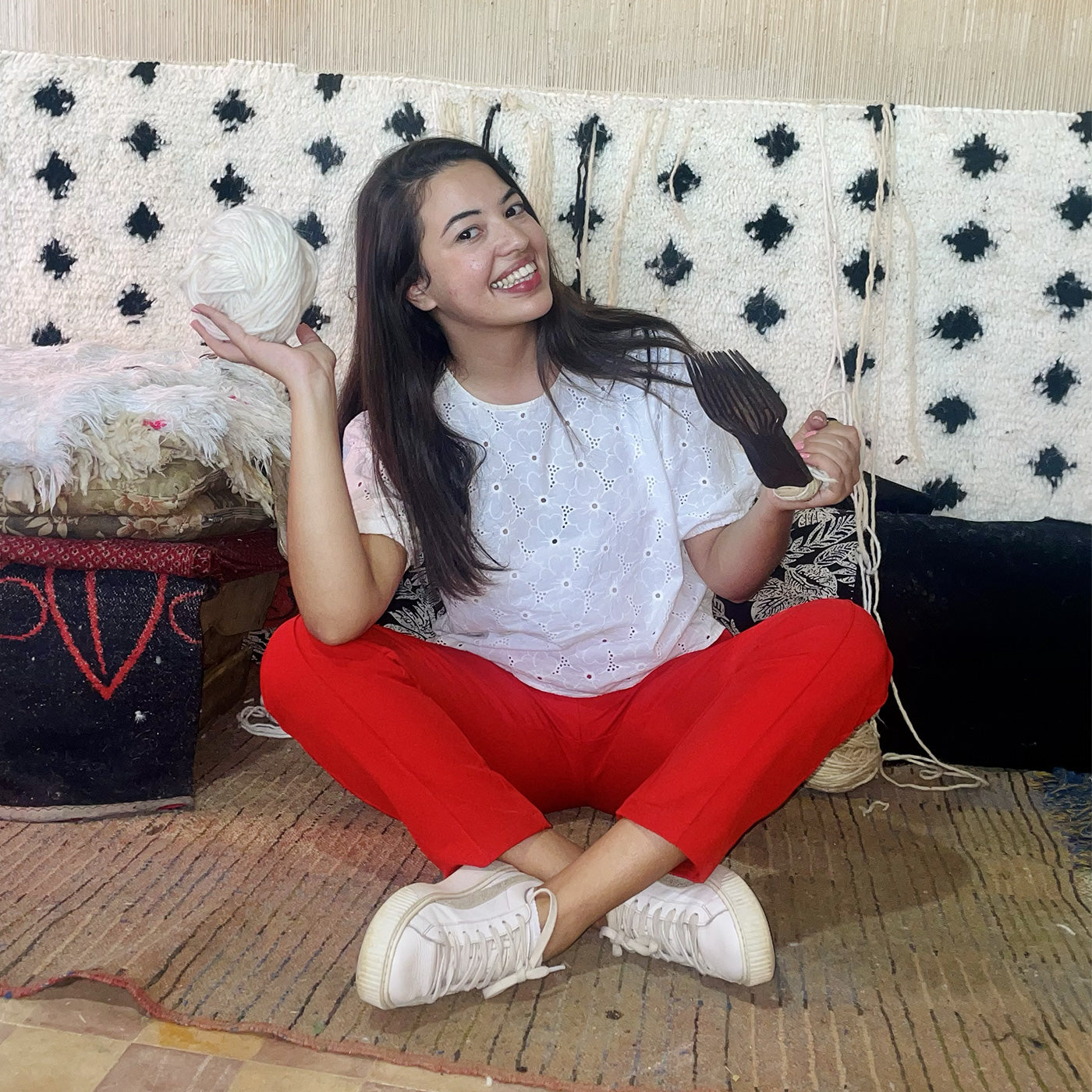 La fondatrice de SAFIA RUGS dans un atelier de tapis berbère