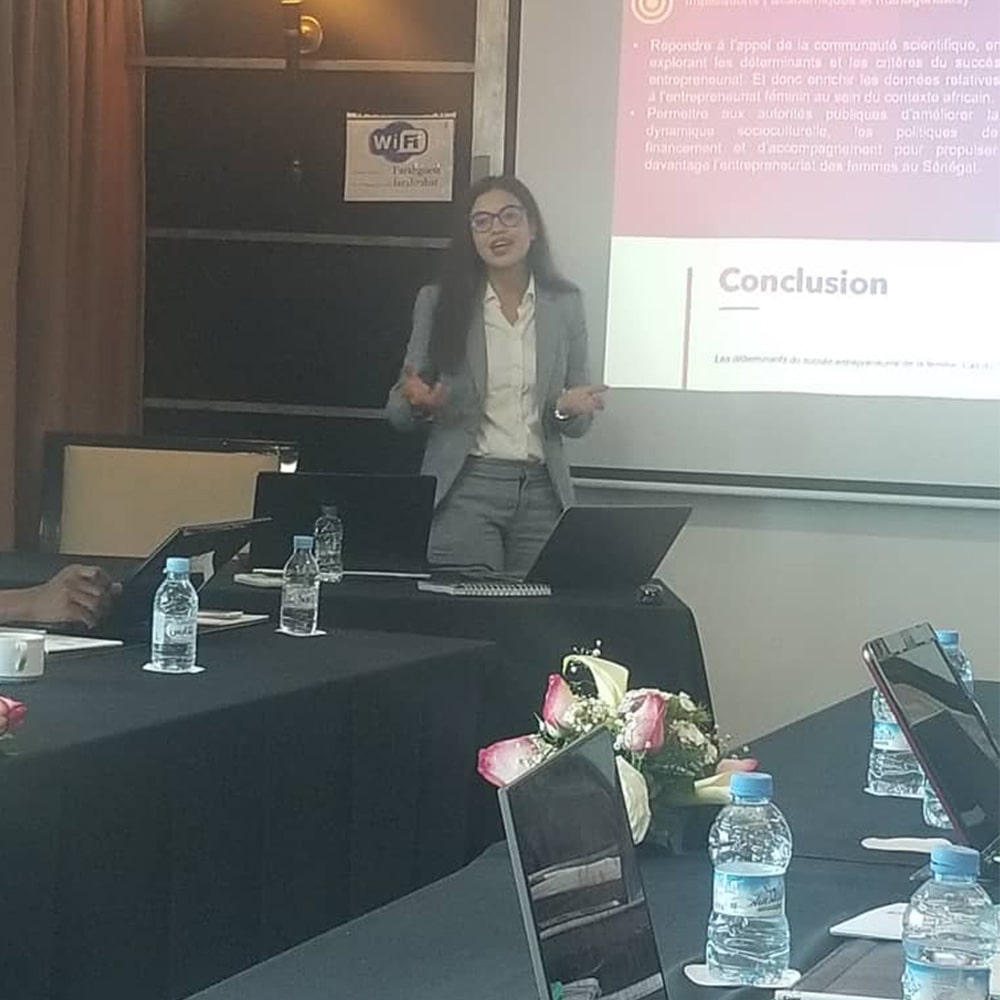 La fondatrice de SAFIA RUGS devant un conseil