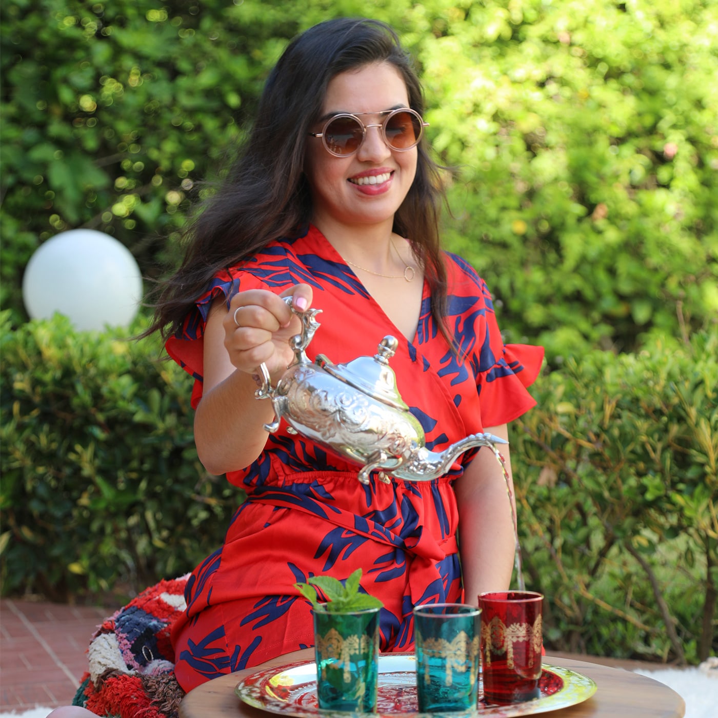 la fondatrice de SAFIA RUGS qui se sert un thé marocain