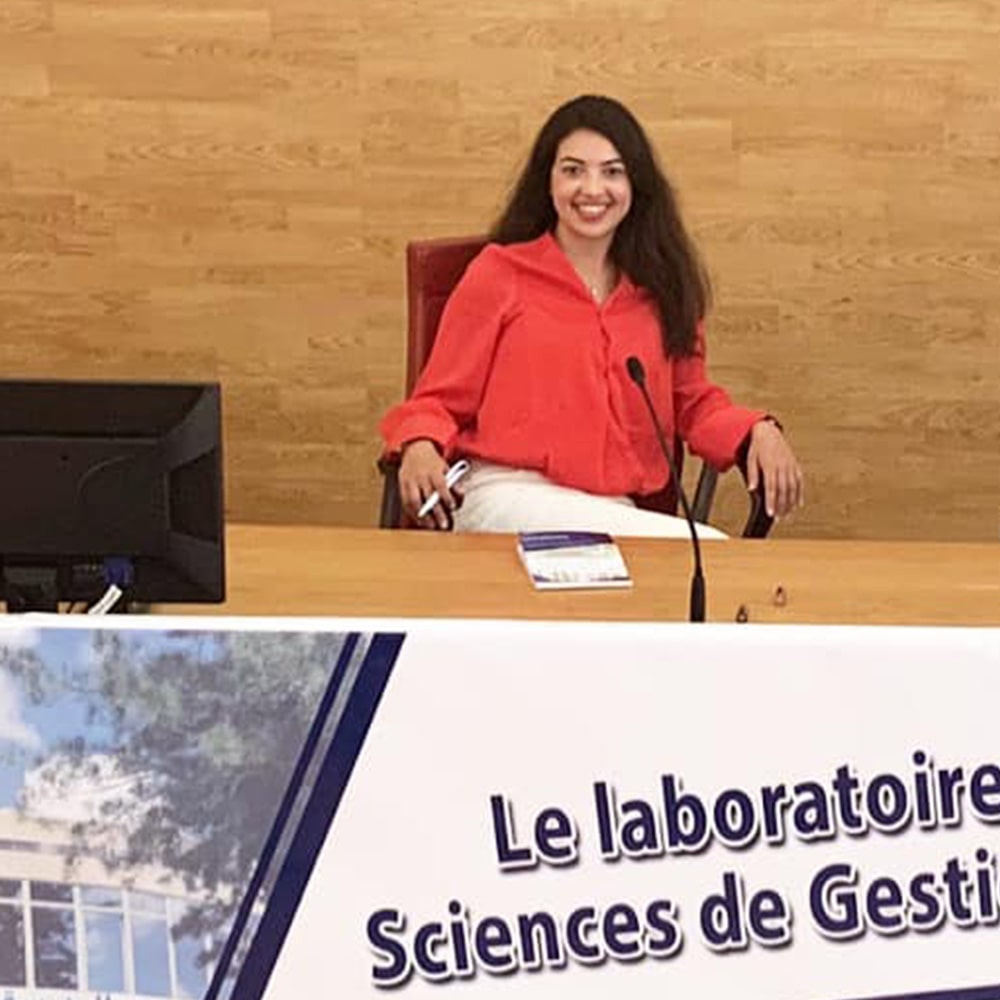 La fondatrice de SAFIA RUGS en tant que professeure