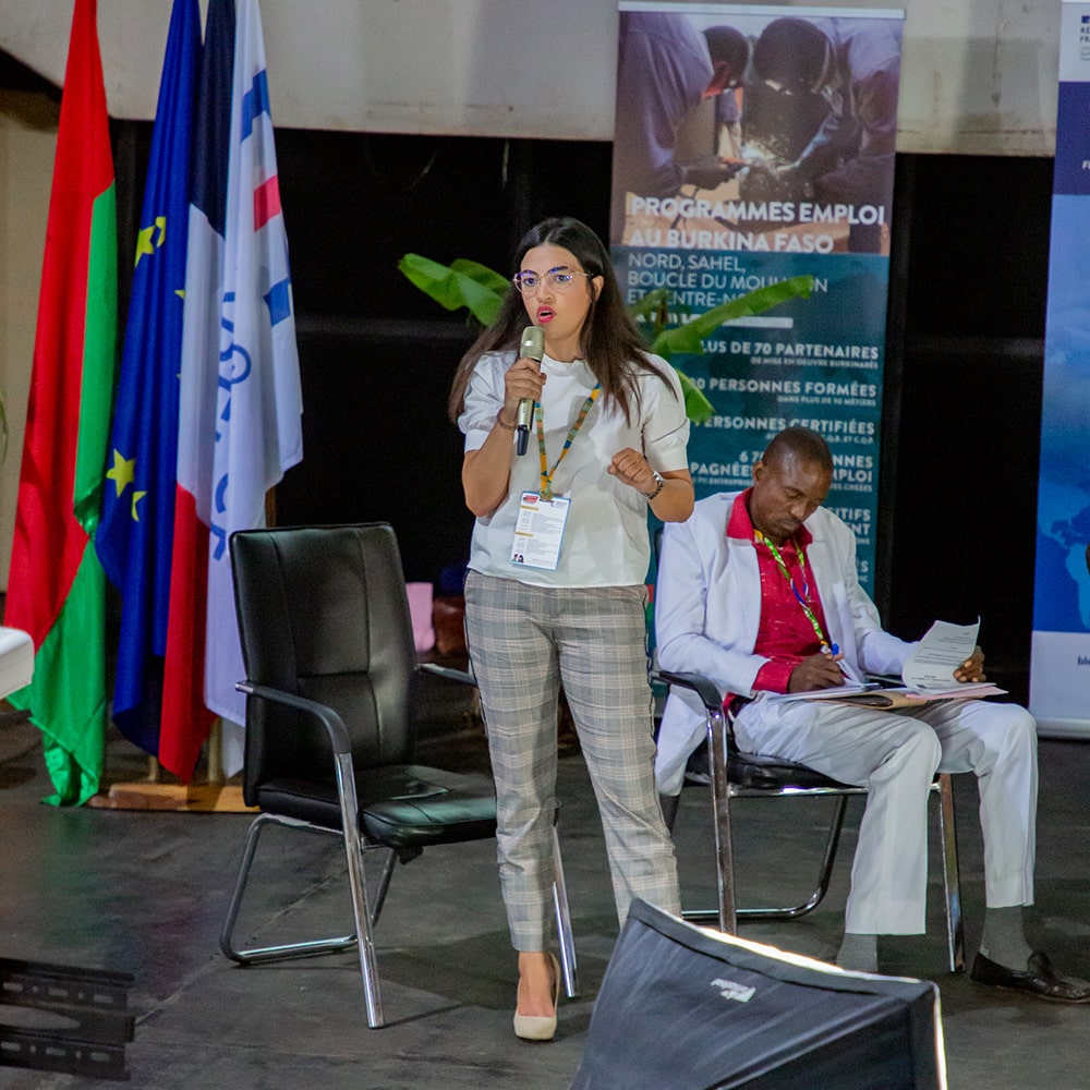 La fondatrice de SAFIA RUGS qui anime une conférence