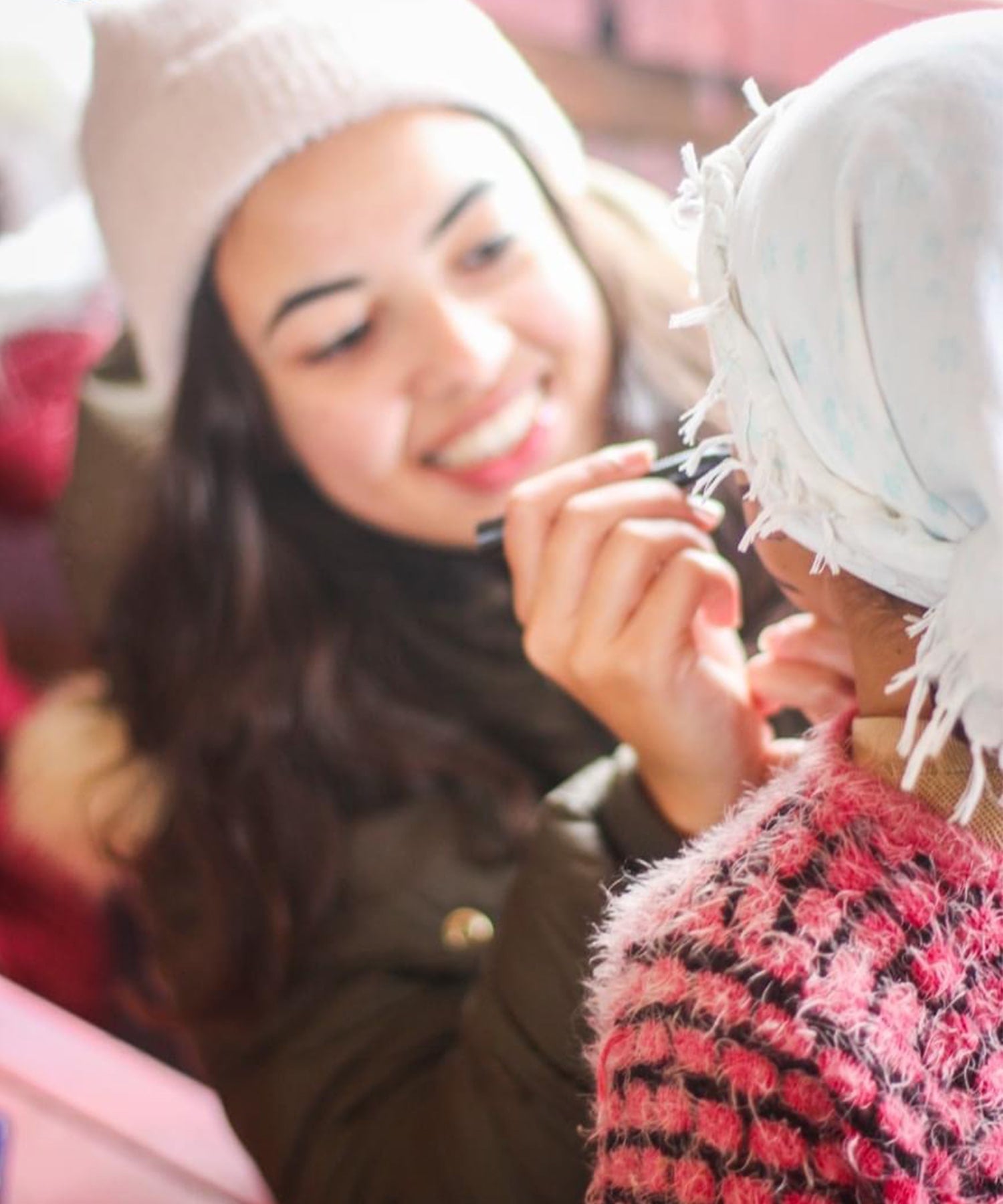 La fondatrice de SAFIA RUGS s'occupant d'une enfant