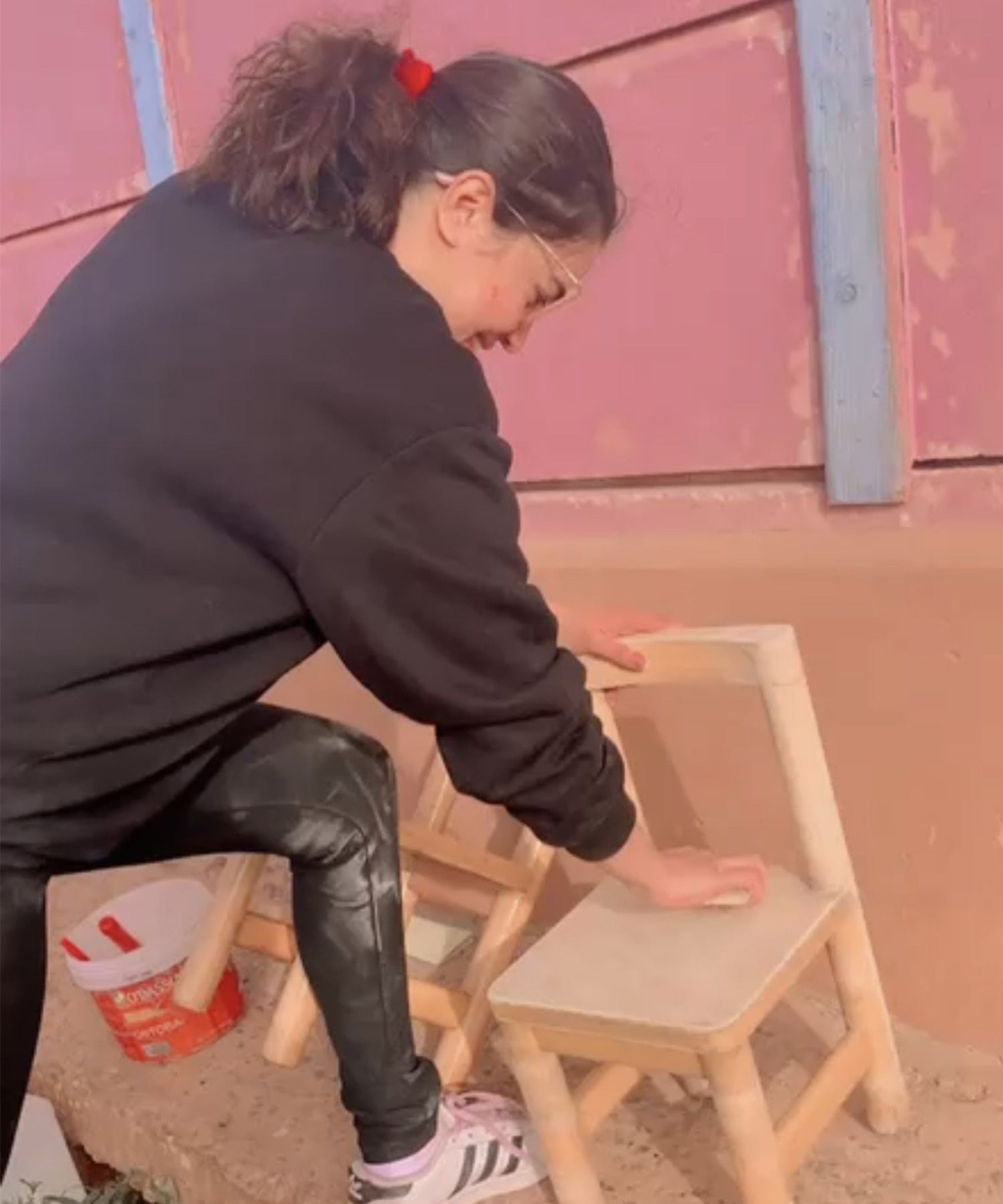 La fondatrice de SAFIA RUGS rénovant une crèche