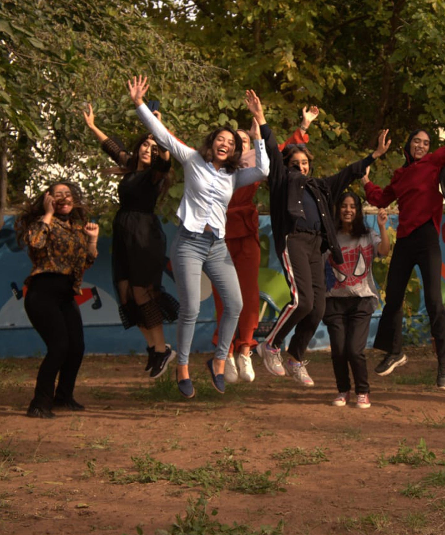 La fondatrice de SAFIA RUGS s'occupant de jeunes