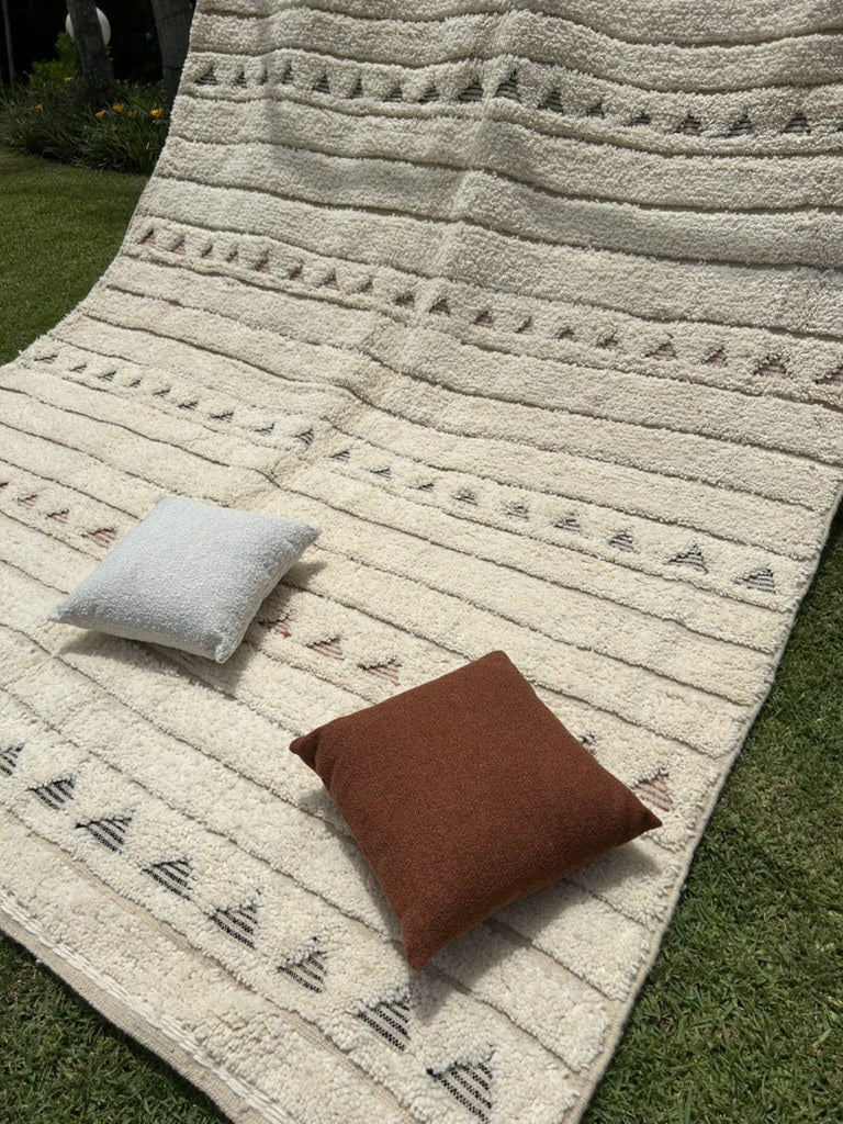 Tapis Beni Ouarain écru à triangles terracotta et noirs | Safia Rugs