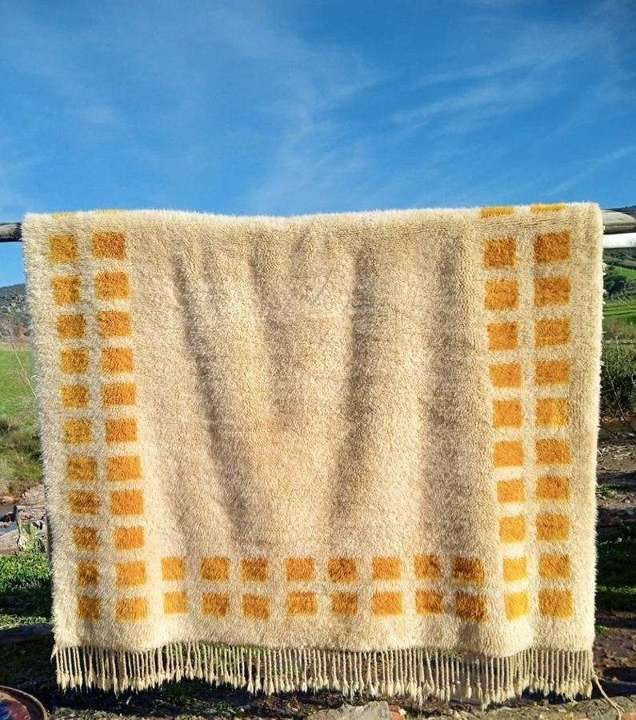 Tapis berbère Mrirt blanc à carreaux moutarde | Safia Rugs