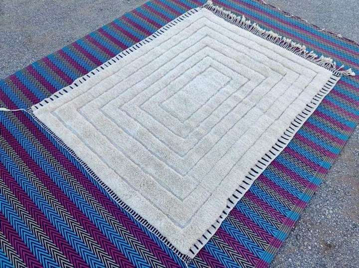 Tapis berbère Mrirt blanc à carrés en relief | Safia Rugs