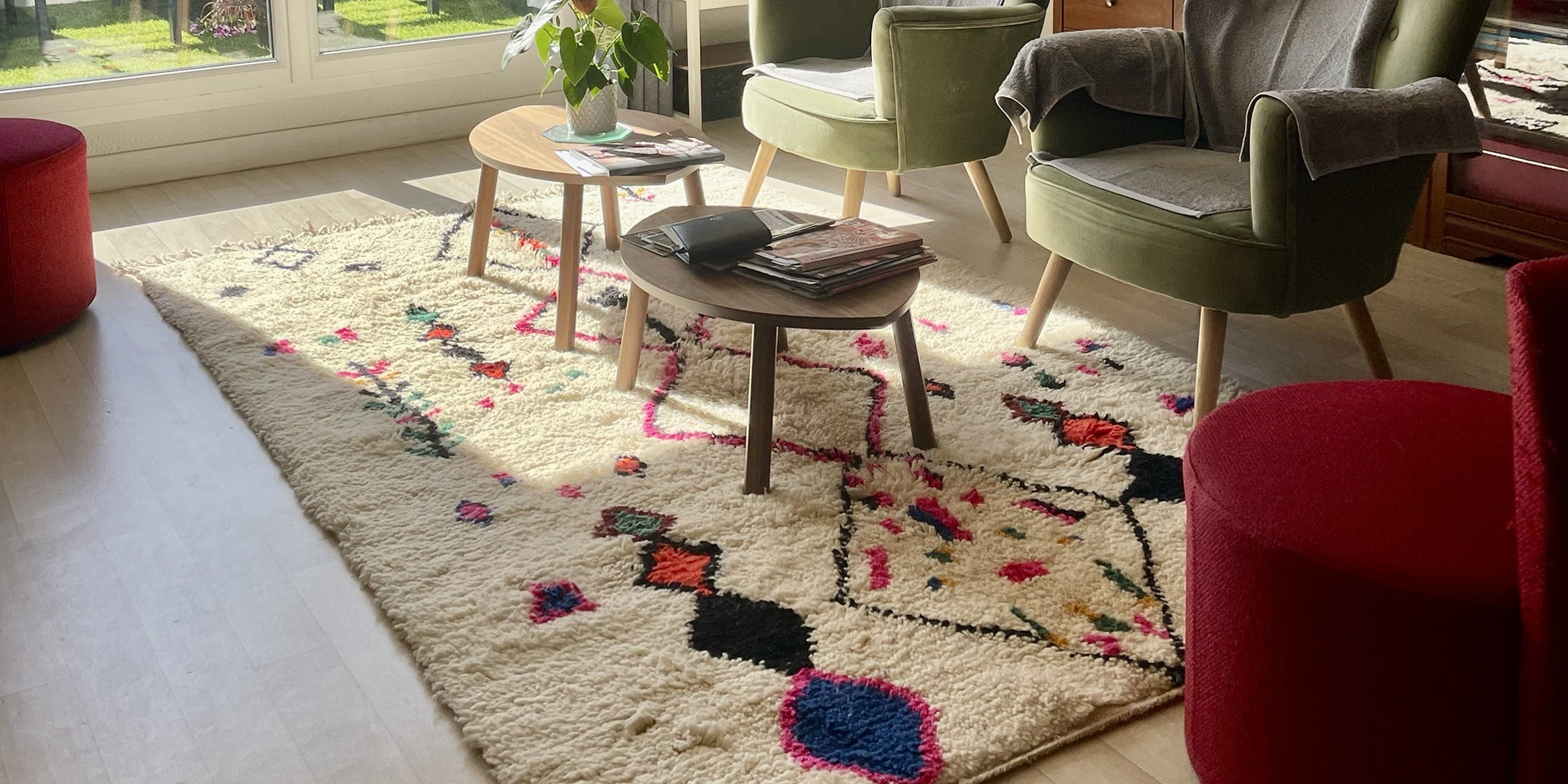 Un tapis berbère coloré dans un salon