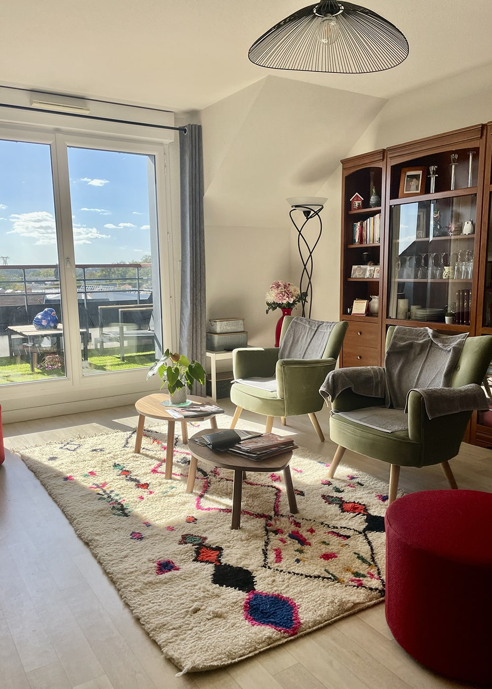 Un tapis berbère coloré dans un salon