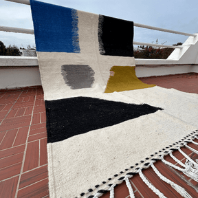 Tapis berbère Zanafi Blanc, Bleu, Noir, Kaki - SAFIA RUGS