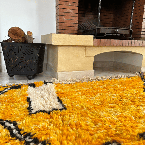 Petit tapis berbère Béni Ouarain à bordure jaune et motifs losanges n° 90