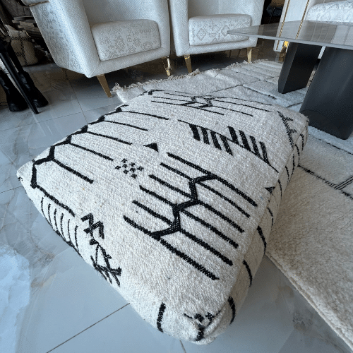 Pouf type tapis motifs noirs - SAFIA RUGS