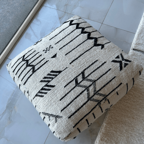Pouf type tapis motifs noirs - SAFIA RUGS