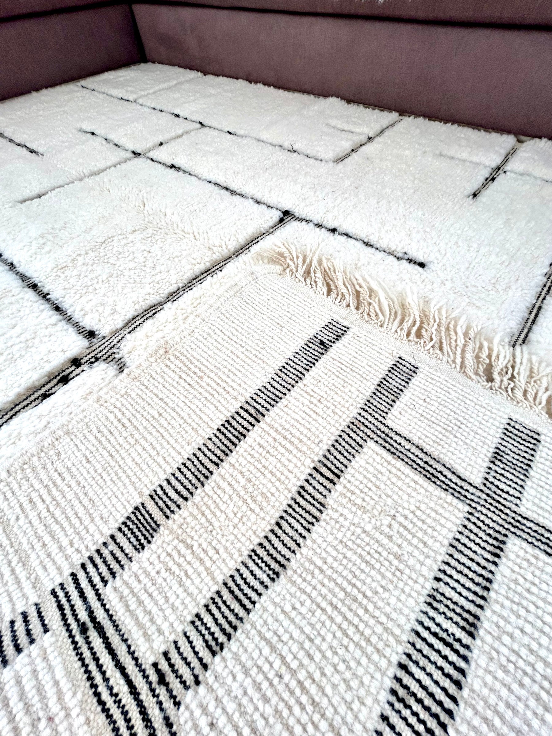 Tapis Beni Ouarain Blanc et lignes noires design - SAFIA RUGS