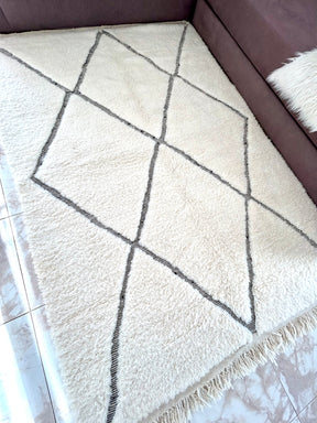 Tapis Beni Ouarain Blanc et lignes noires losange - SAFIA RUGS