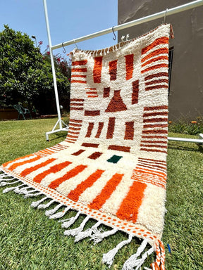 Tapis salon Beniourain berbère aux motifs orange