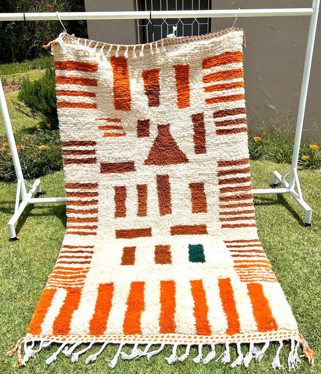 Tapis salon Beniourain berbère aux motifs orange