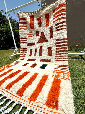 Tapis salon Beniourain berbère aux motifs orange