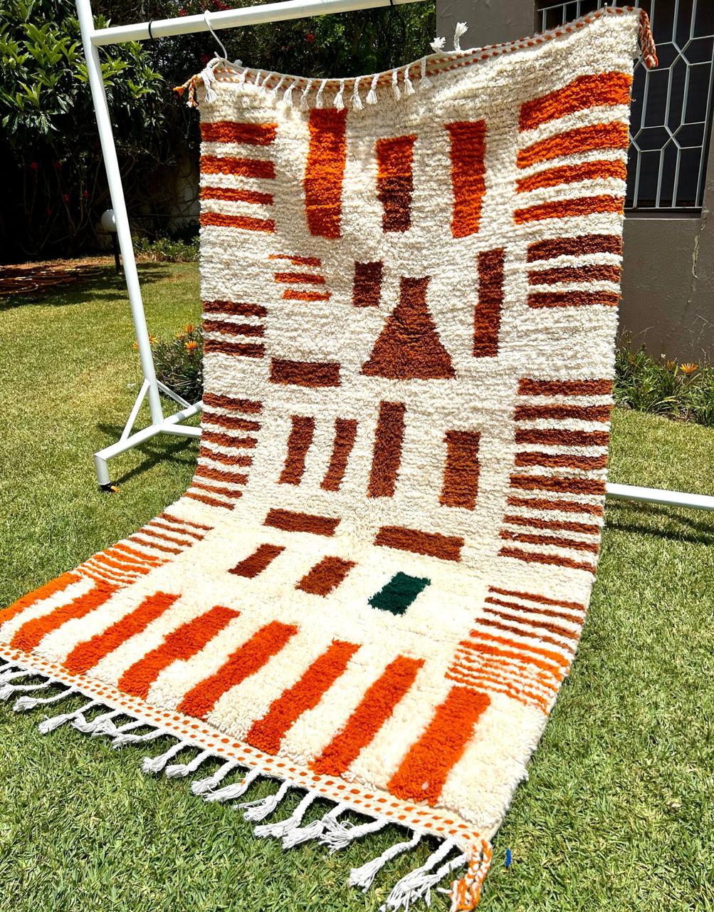 Tapis salon Beniourain berbère aux motifs orange