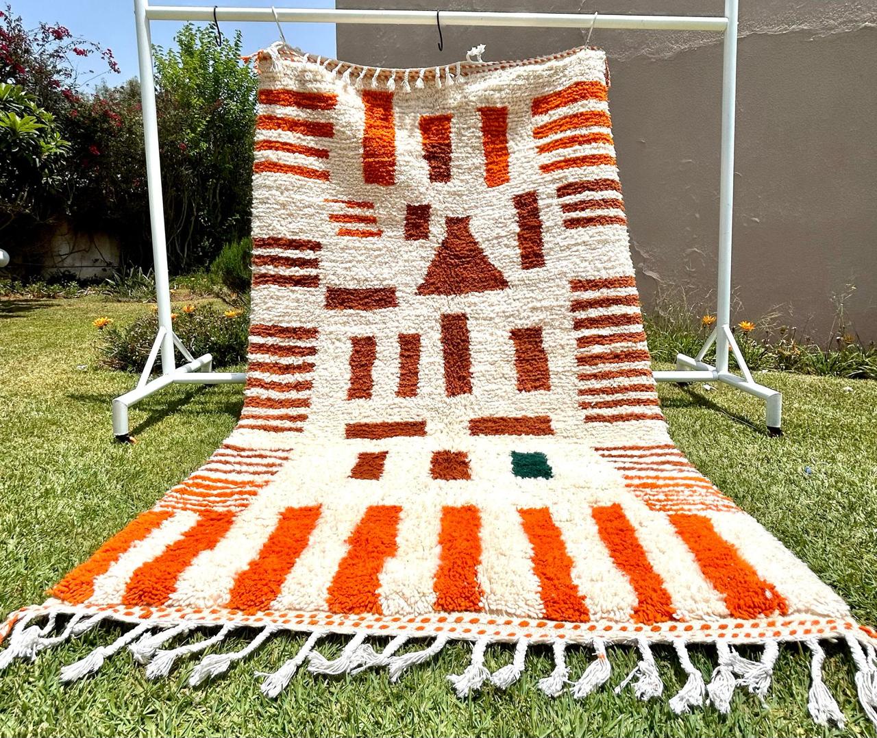 Tapis salon Beniourain berbère aux motifs orange