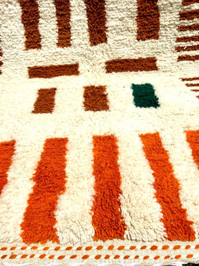 Tapis salon Beniourain berbère aux motifs orange