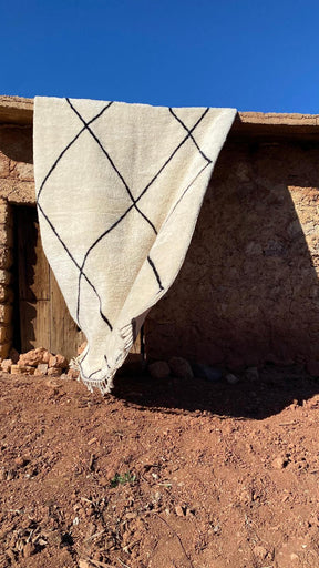 Tapis Mrirt Blanc Rayé En Noir Laine berbère tissée à la main - SAFIA RUGS