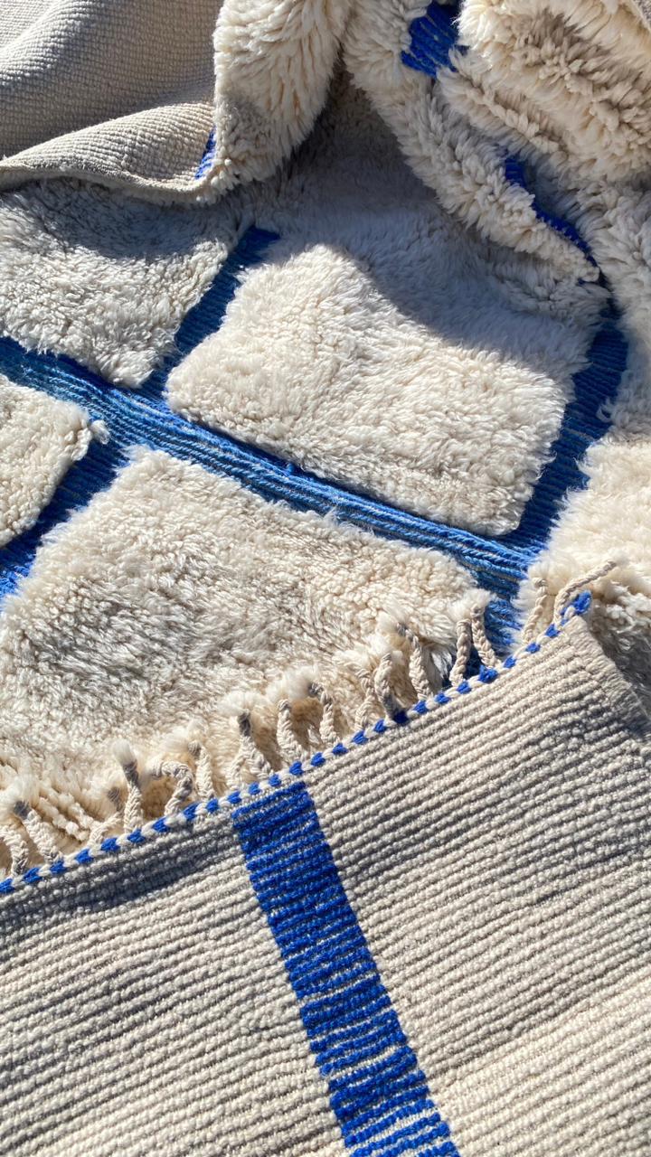 Tapis Mrirt Blanc Design Bleu Laine berbère tissée à la main - SAFIA RUGS
