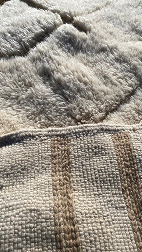 Tapis Mrirt Luxueux Blanc à Rayures Beiges