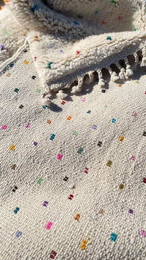 Tapis Mrirt Blanc Points Arc En Ciel Laine berbère tissée à la main - SAFIA RUGS