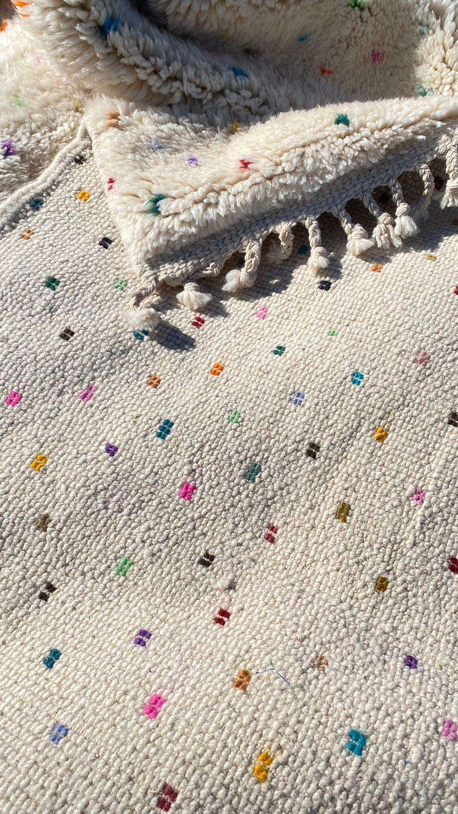 Tapis Mrirt Blanc Points Arc En Ciel Laine berbère tissée à la main - SAFIA RUGS