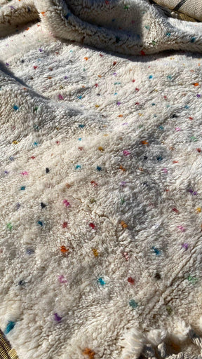 Tapis Mrirt Blanc Points Arc En Ciel Laine berbère tissée à la main - SAFIA RUGS