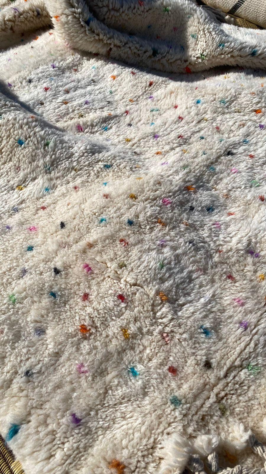 Tapis Mrirt Blanc Points Arc En Ciel Laine berbère tissée à la main - SAFIA RUGS