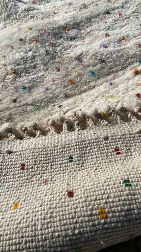 Tapis Mrirt Blanc Points Arc En Ciel Laine berbère tissée à la main - SAFIA RUGS