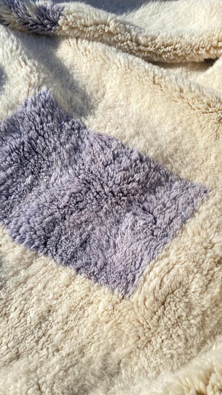 Tapis Mrirt Luxueux Blanc à Motifs Bleu Violacé