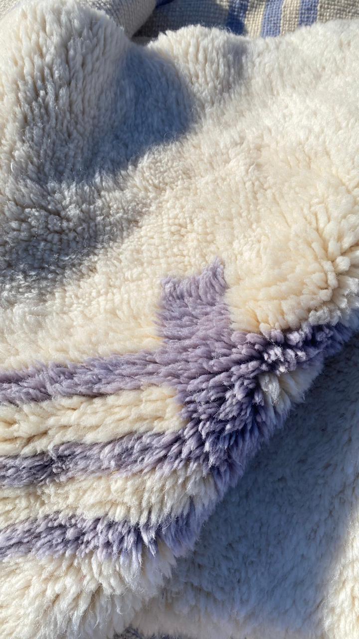 Tapis Mrirt Luxueux Blanc à Motifs Bleu Violacé