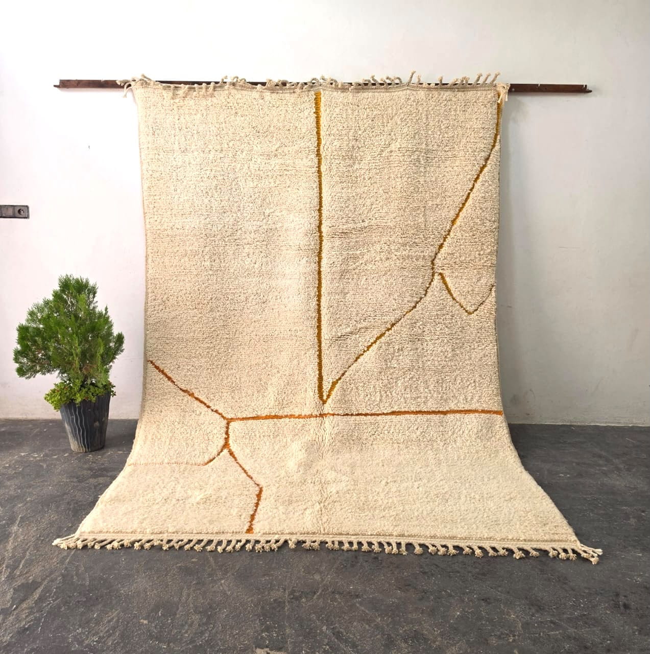 Tapis Berbère Beniourain Blanc aux Traits Oranges