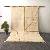Tapis Berbère Beniourain Blanc aux Traits Oranges