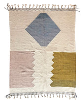 Tapis Berbère Zanafi Blanc aux Motifs Bleu Ciel, Rose et Vert