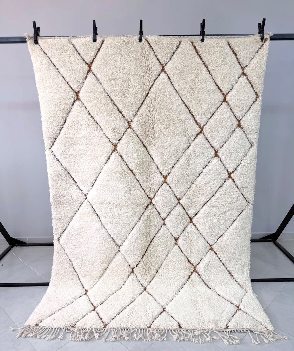 Tapis Berbère Beniourain Blanc Rayé en Terracotta