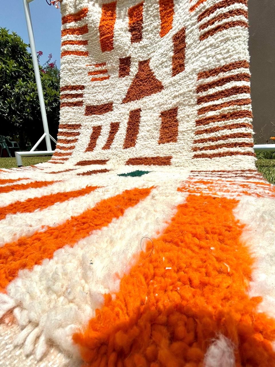 Tapis salon Beniourain berbère aux motifs orange